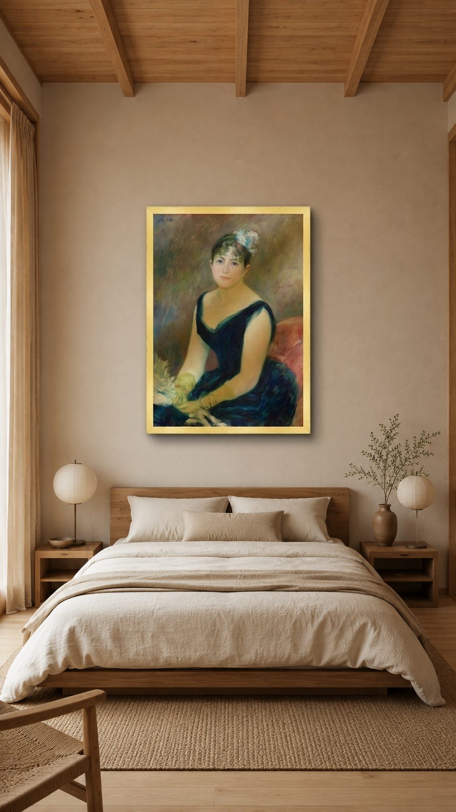 Chambre en lin naturel aux poutres de bois, avec au-dessus de la tête de lit le tirage encadré en chêne de Madame Léon Clapisson de Pierre-Auguste Renoir