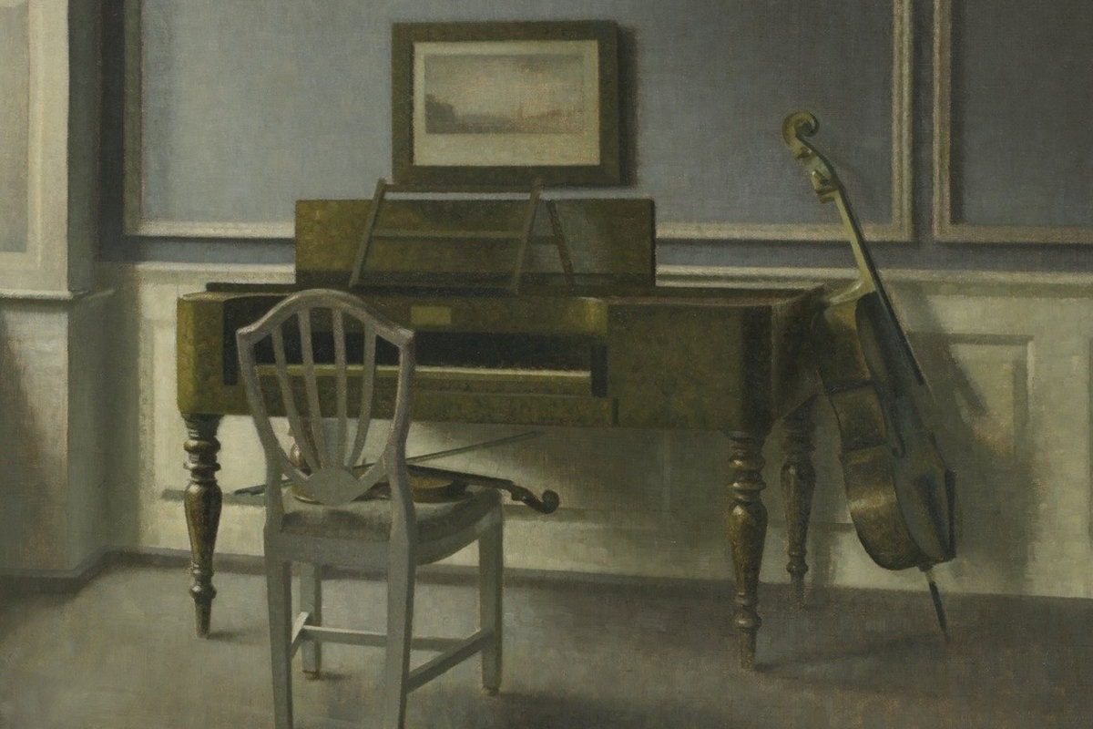 Détail de Interior. The Music Room, Strandgade 30 de Vilhelm Hammershøi: un piano ancien, une chaise grise, un violoncelle et un petit cadre sur un mur gris bleu